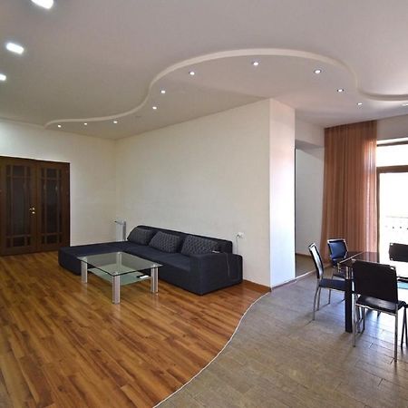 Tumanyan Street 3 Bedroom Deluxe Apartment With Large Balcony Tm662 เยเรวาน ภายนอก รูปภาพ