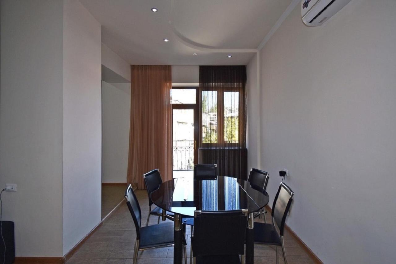 Tumanyan Street 3 Bedroom Deluxe Apartment With Large Balcony Tm662 เยเรวาน ภายนอก รูปภาพ