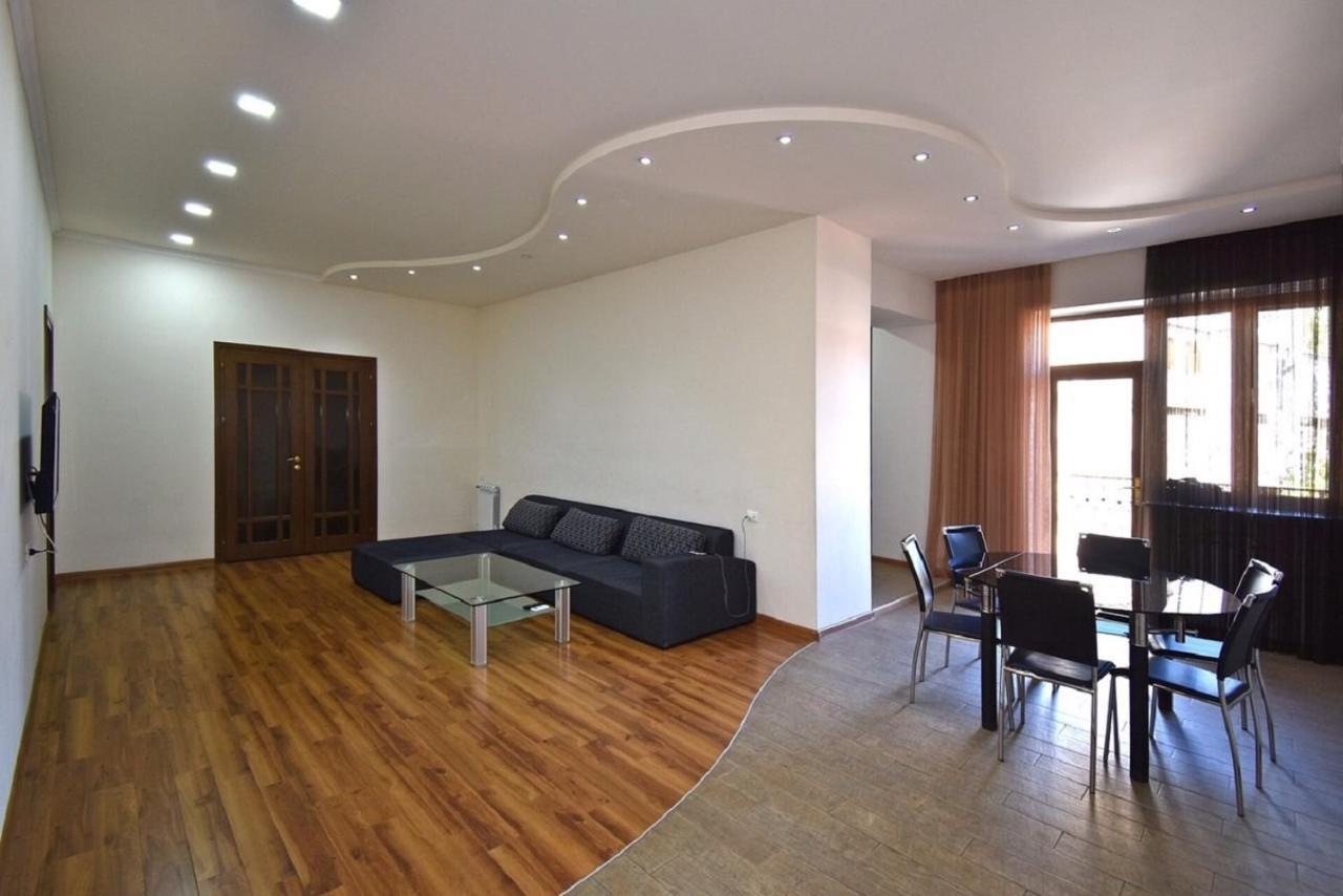 Tumanyan Street 3 Bedroom Deluxe Apartment With Large Balcony Tm662 เยเรวาน ภายนอก รูปภาพ