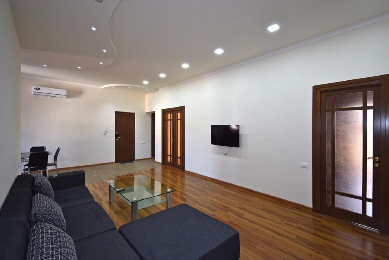 Tumanyan Street 3 Bedroom Deluxe Apartment With Large Balcony Tm662 เยเรวาน ภายนอก รูปภาพ